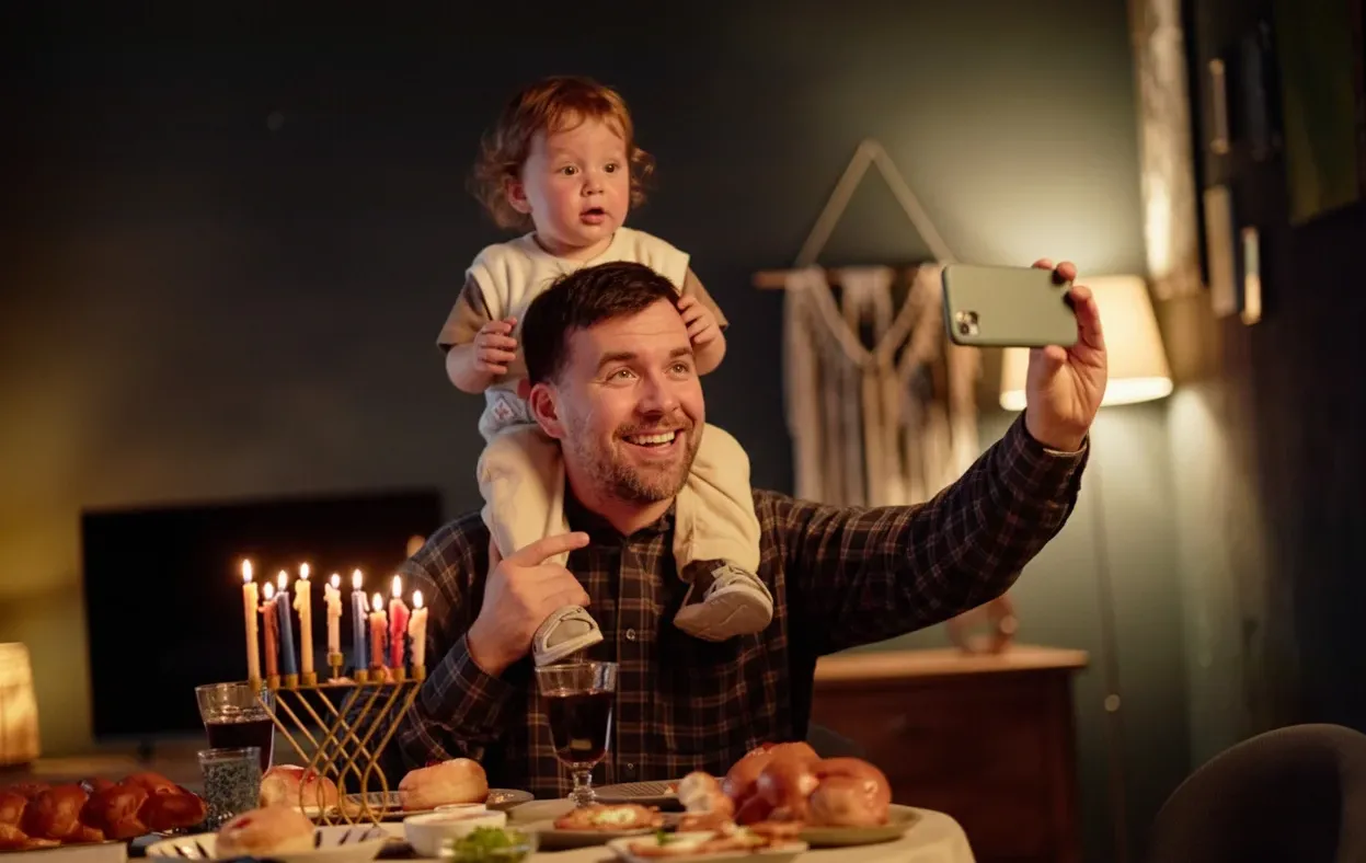 האם מותר לצלם את נרות החנוכיה? האם מותר לצלם את נרות החנוכיה?