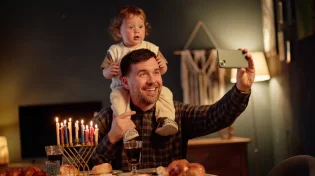 האם מותר לצלם את נרות החנוכיה?