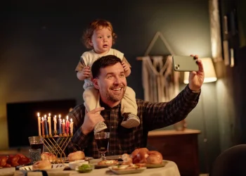 האם מותר לצלם את נרות החנוכיה? האם מותר לצלם את נרות החנוכיה?