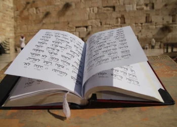 כשאם מתפללת - שערי שמיים נפתחים