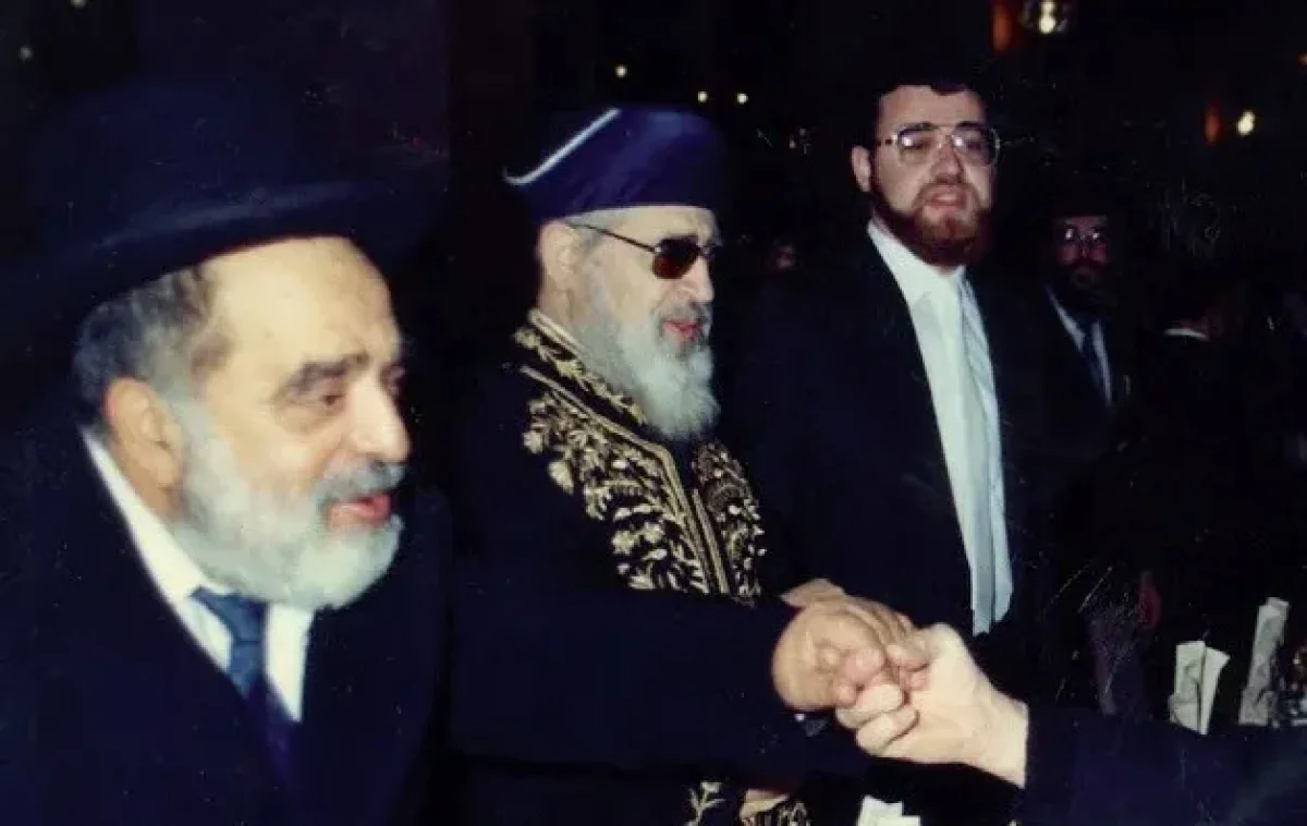 מרן הרב עובדיה יוסף זצ"ל לצד חכם בן ציון אבא שאול זצ"ל מרן הרב עובדיה יוסף זצ"ל לצד חכם בן ציון אבא שאול זצ"ל
