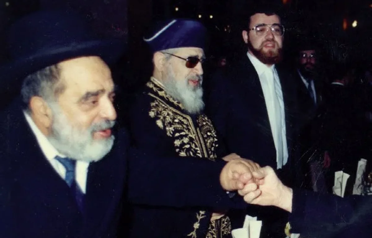 מרן הרב עובדיה יוסף זצ"ל לצד חכם בן ציון אבא שאול זצ"ל