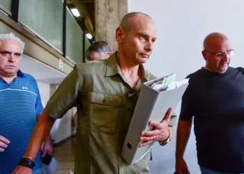 הפצ"רית לשעבר משתחררת וממשיכה לקבל שכר, ומי שחשפה אותה - הושעתה הפצ"רית לשעבר משתחררת וממשיכה לקבל שכר, ומי שחשפה אותה - הושעתה