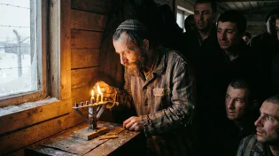 החייל הרוסי ראה את נרות החנוכה דולקים ולא האמין למראה עיניו