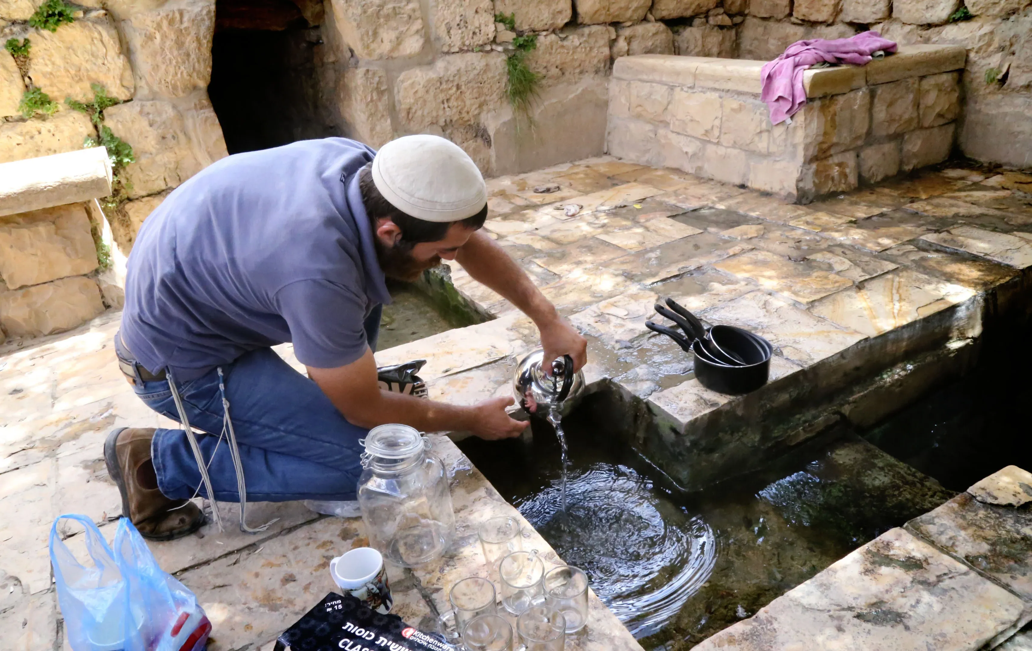 יהודי טובל כלי זכוכית במקווה לפי ההלכה