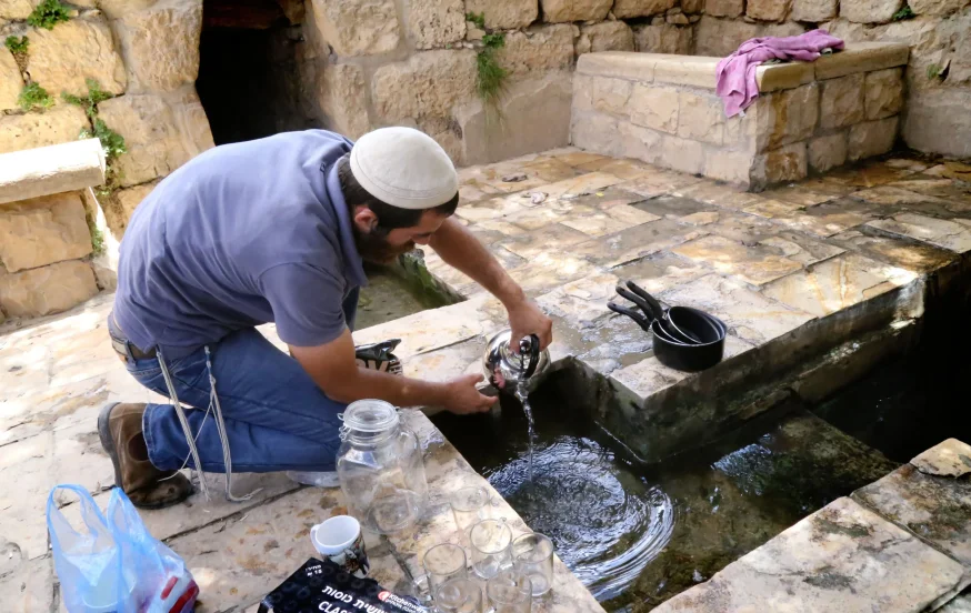 יהודי טובל כלי זכוכית במקווה לפי ההלכה