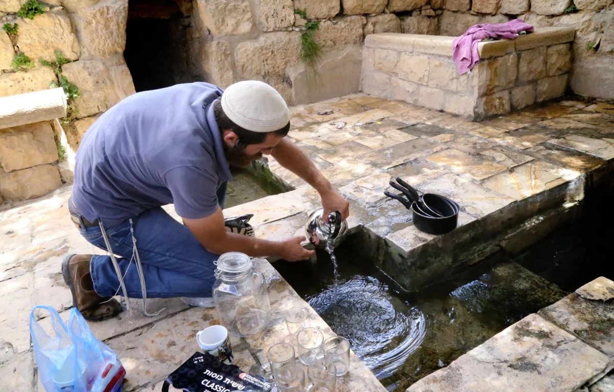 יהודי טובל כלי זכוכית במקווה לפי ההלכה