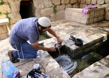 יהודי טובל כלי זכוכית במקווה לפי ההלכה