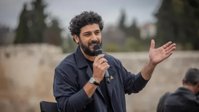 אביב אלוש שוב מרגש אותנו - זה מה שעשה לזכר סבו בהופעה