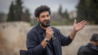 אביב אלוש שוב מרגש אותנו - זה מה שעשה לזכר סבו בהופעה