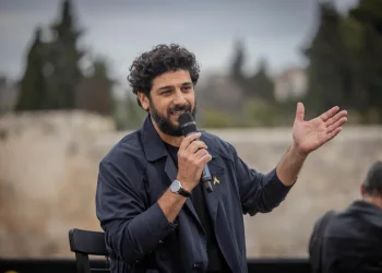 אביב אלוש שוב מרגש אותנו - זה מה שעשה לזכר סבו בהופעה