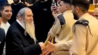 הרב שלום ארוש רוקד עם חיילי צה"ל - רגע של שמחה ואחדות
