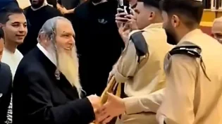 הרב שלום ארוש רוקד עם חיילי צה"ל - רגע של שמחה ואחדות