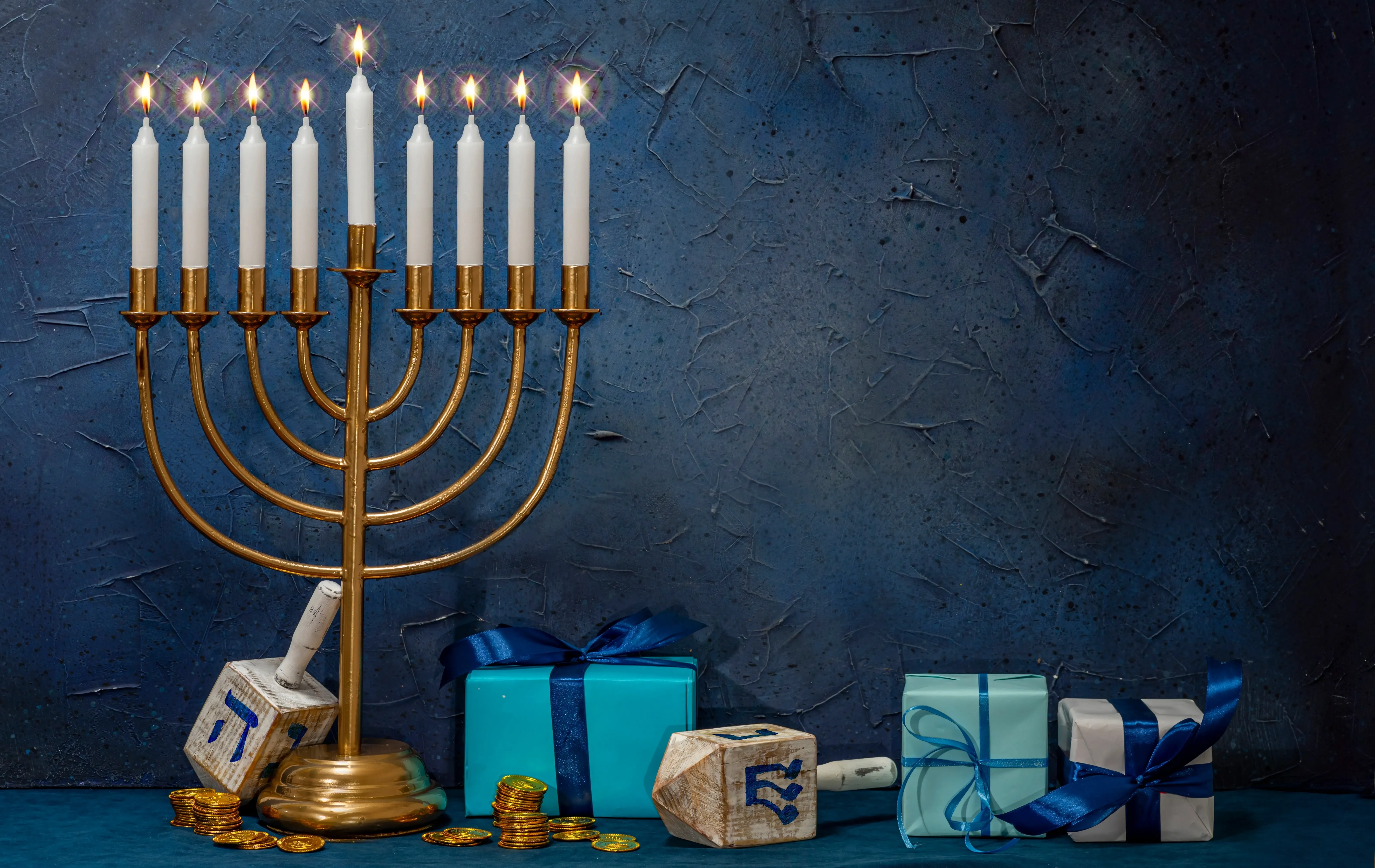 חנוכיה מאירה בחנוכה חנוכיה מאירה בחנוכה