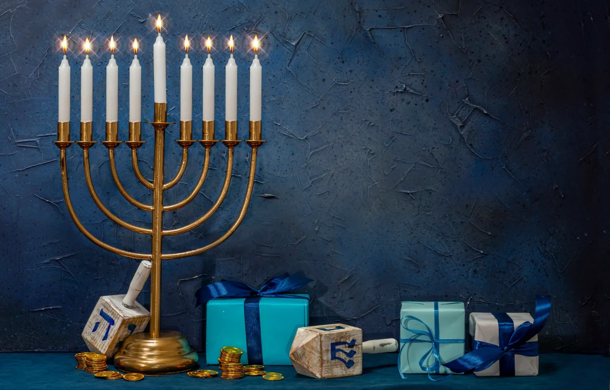 חנוכיה מאירה בחנוכה