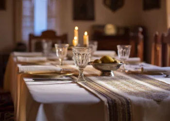 שולחן שבת מסורתי עם מפה לבנה, ראנר אלגנטי