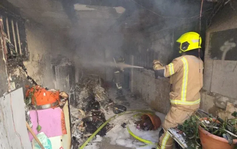 פתח תקווה: ילד בן 12 במצב אנוש חולץ מדירה עלתה באש פתח תקווה: ילד בן 12 במצב אנוש חולץ מדירה עלתה באש