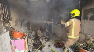 פתח תקווה: ילד בן 12 במצב אנוש חולץ מדירה עלתה באש