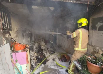 פתח תקווה: ילד בן 12 במצב אנוש חולץ מדירה עלתה באש