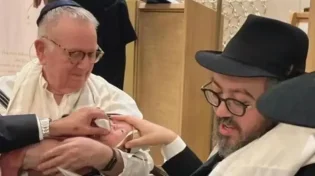 "הם חוששים להשתתף בחגיגות חנוכה": ההתבטאות של שליח חב"ד, הרב אלי שלאנגר