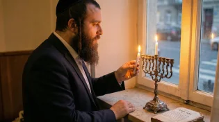 מאיזה צד מדליקים את החנוכיה? ימין או שמאל? כך תעשו את זה נכון