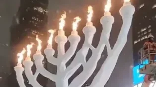 בעולם של שנאה - החנוכיה הזו מאירה את ניו יורק בלי פחד