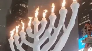 בעולם של שנאה - החנוכיה הזו מאירה את ניו יורק בלי פחד