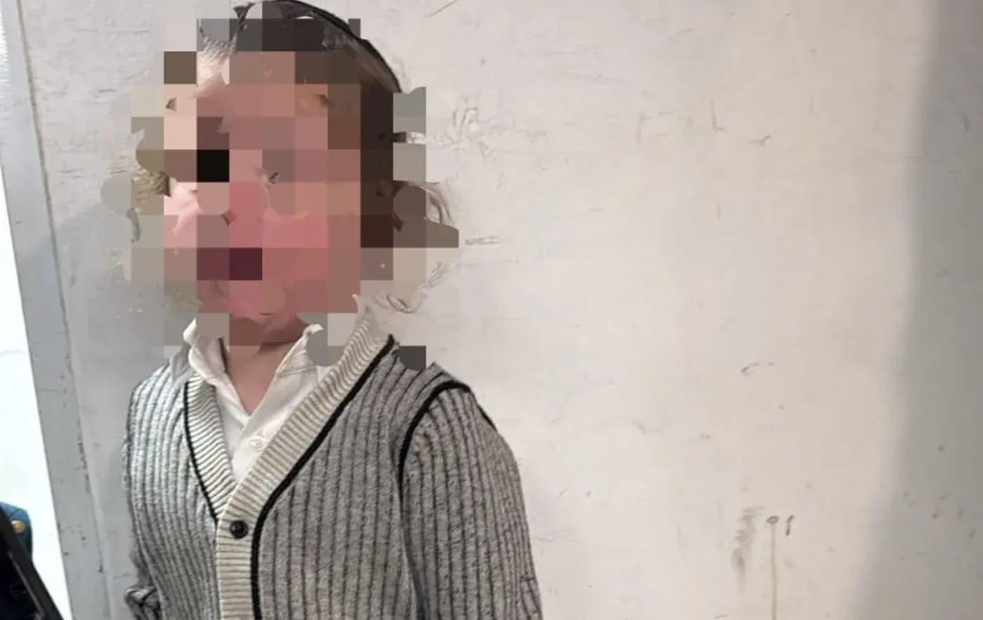 הפעוט שנמצא לבדו במעבר קלנדיה - הוריו אותרו וייחקרו במשטרה הפעוט שנמצא לבדו במעבר קלנדיה - הוריו אותרו וייחקרו במשטרה