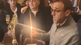 תיעוד מרגש מניו יורק: שורד השבי אלי שרעבי מדליק נר ראשון של חנוכה