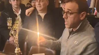 תיעוד מרגש מניו יורק: שורד השבי אלי שרעבי מדליק נר ראשון של חנוכה