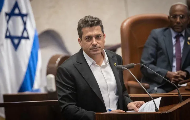 שר התפוצות שיקלי נחת בסידני והניח תפילין במקום הטבח שר התפוצות שיקלי נחת בסידני והניח תפילין במקום הטבח