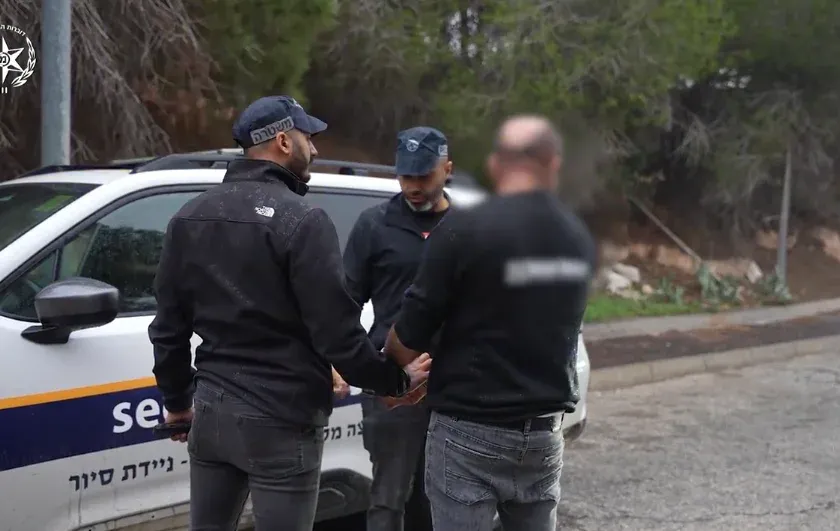 מאבטח עם אקדח דמה: מחדל אבטחה חמור בגבעת זאב מאבטח עם אקדח דמה: מחדל אבטחה חמור בגבעת זאב