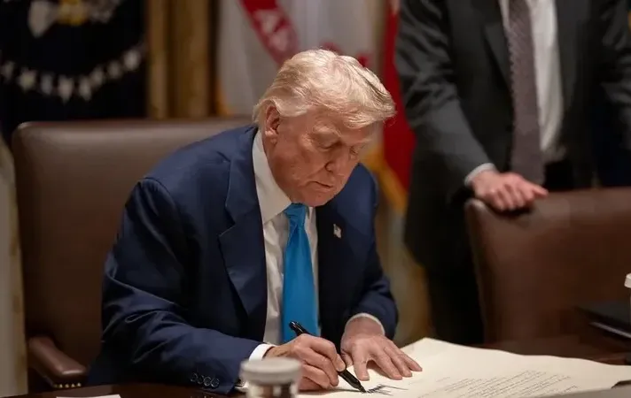 טראמפ אסר כניסת פלסטינים לארה"ב - במסגרת הרחבת מגבלות הכניסה