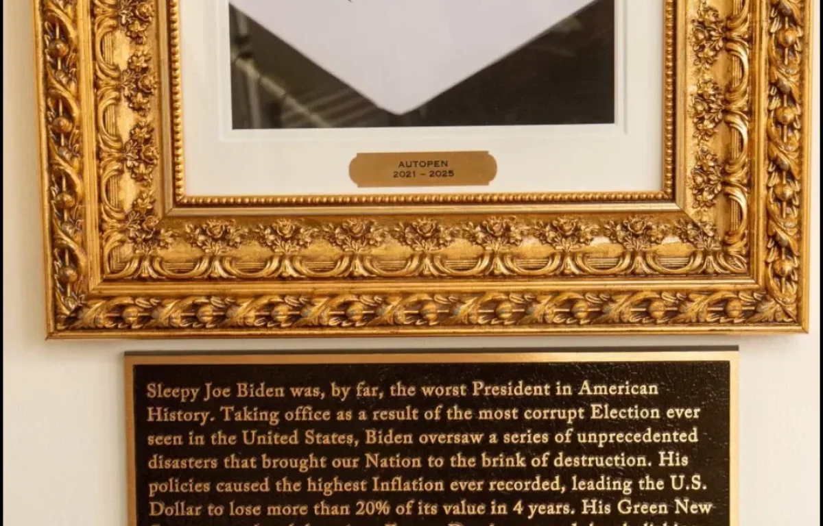 טראמפ משכתב את ההיסטוריה: לוחיות משפילות ליריביו הותקנו בבית הלבן טראמפ משכתב את ההיסטוריה: לוחיות משפילות ליריביו הותקנו בבית הלבן