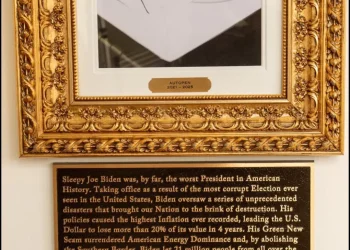 טראמפ משכתב את ההיסטוריה: לוחיות משפילות ליריביו הותקנו בבית הלבן טראמפ משכתב את ההיסטוריה: לוחיות משפילות ליריביו הותקנו בבית הלבן