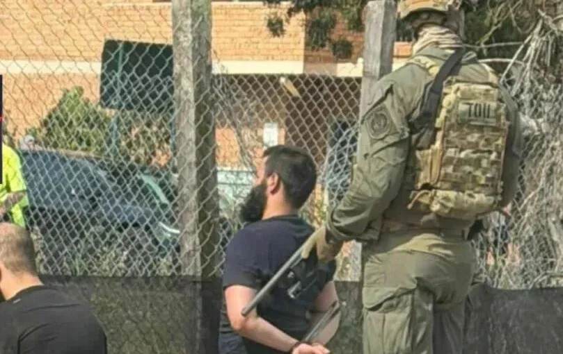 מעצר דרמטי סמוך לזירת הפיגוע בסידני: חמישה גברים נעצרו מעצר דרמטי סמוך לזירת הפיגוע בסידני: חמישה גברים נעצרו