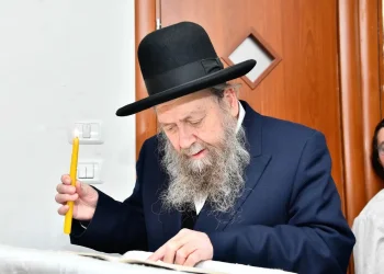 "אבא זקוק לתפילות שלכם": המקובל הגאון הרב דוד בצרי במצב קשה "אבא זקוק לתפילות שלכם": המקובל הגאון הרב דוד בצרי במצב קשה