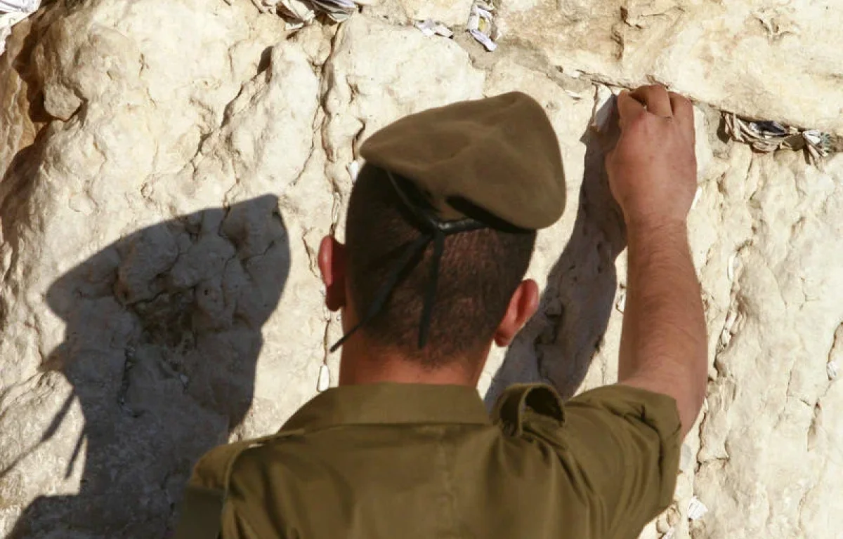 ניסיון הברחה בכותל: חייל מילואים ניסה להכניס ספר תורה לעזרת הנשים