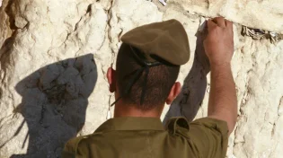 ניסיון הברחה בכותל: חייל מילואים ניסה להכניס ספר תורה לעזרת הנשים