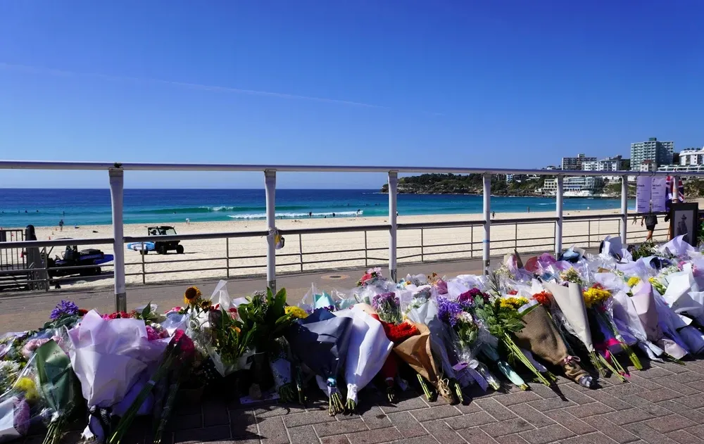 שבוע עבר מאז הפיגוע המזעזע בחוף בונדי: אוסטרליה מציינת את הזיכרון בדקת דומייה