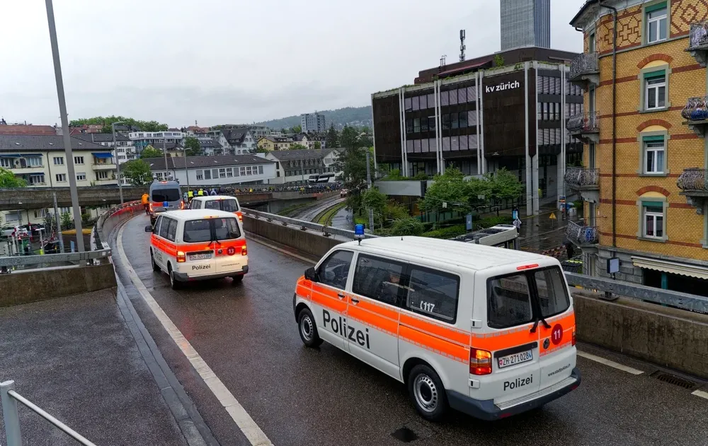 חשד למטען חבלה בציריך: גלון בנזין הונח סמוך לבית כנסת