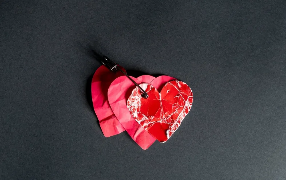 כשהלב פצוע - השכל לא עוזר: למה עידוד והסברים רק מעצימים את הכאב כשהלב פצוע - השכל לא עוזר: למה עידוד והסברים רק מעצימים את הכאב