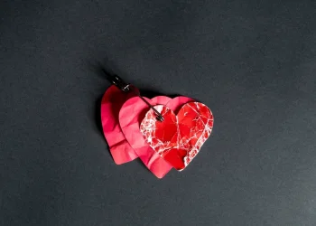 כשהלב פצוע - השכל לא עוזר: למה עידוד והסברים רק מעצימים את הכאב