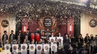 ישראל אדלר ותזמורתו של יואלי פישר ומקהלת שירה מגישים: "הנרות הללו".
