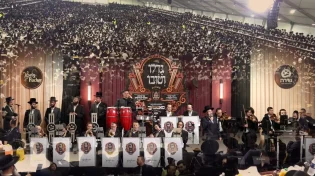 ישראל אדלר ותזמורתו של יואלי פישר ומקהלת שירה מגישים: "הנרות הללו".