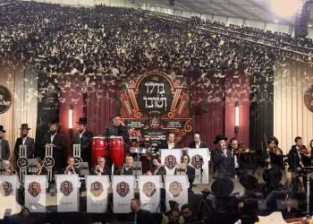 ישראל אדלר ומקהלת שירה - "הנרות הללו"