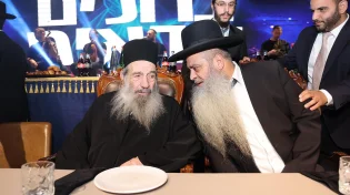 פתח תקווה: אלפים במעמד חנוכה מרגש ומפואר של מוסדות קרבנו