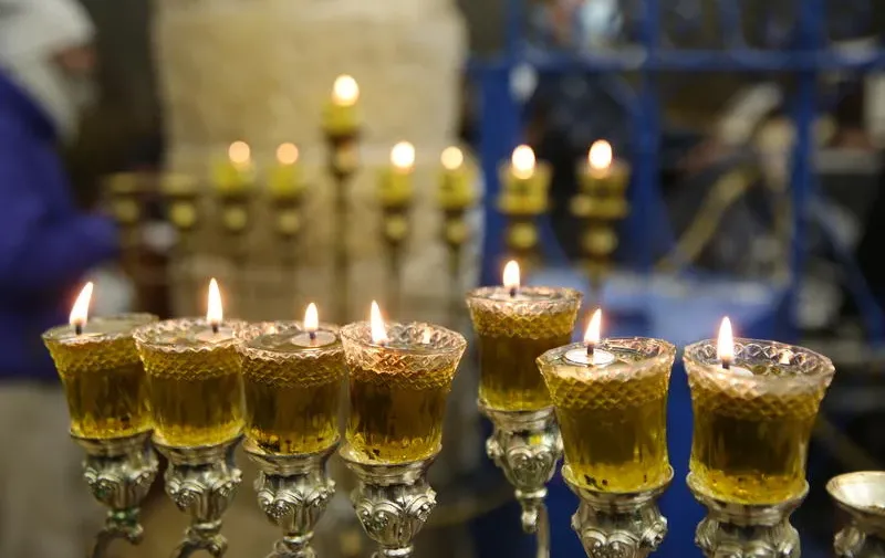 צעירה ערבייה תועדה מכבה נרות חנוכה; וזומנה לחקירה במשטרה