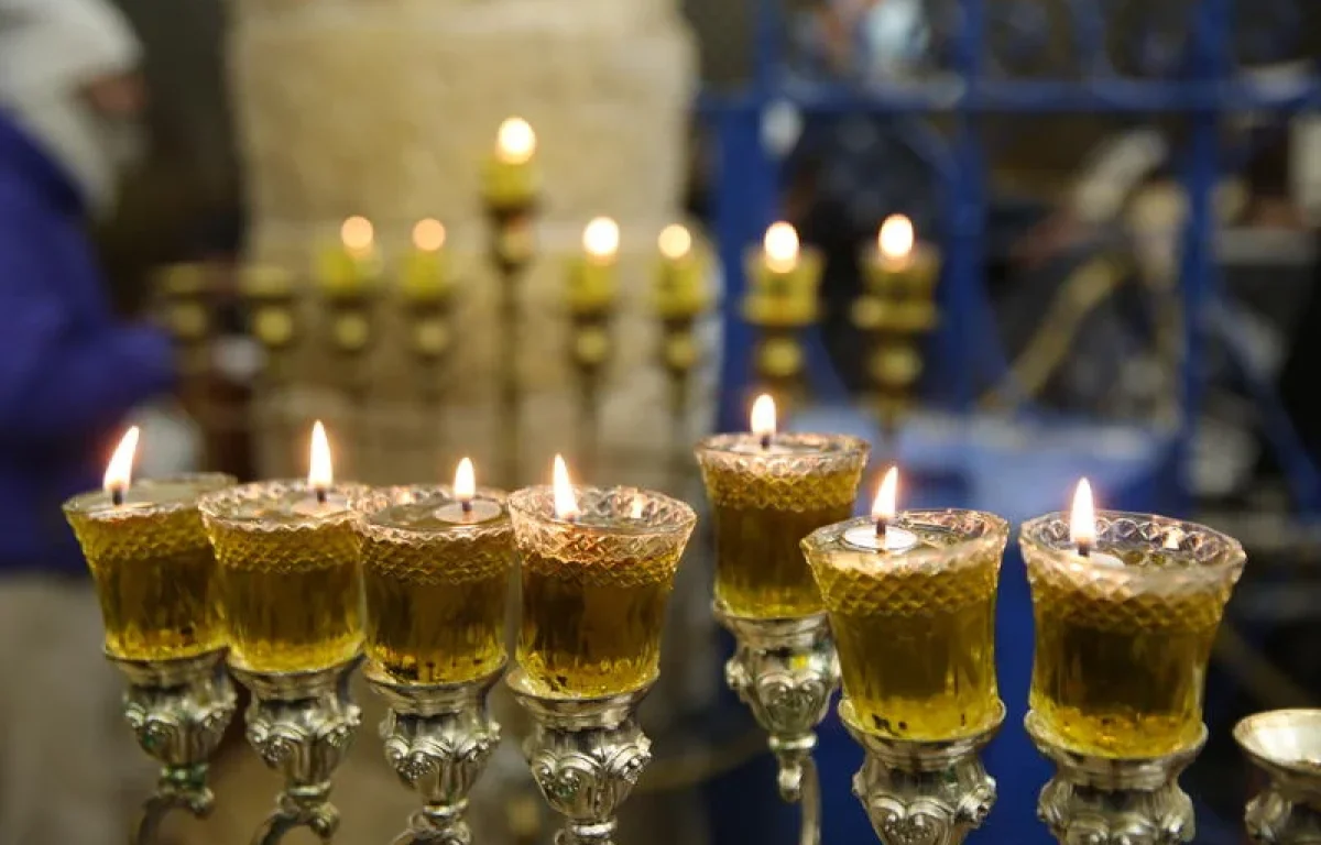 צעירה ערבייה תועדה מכבה נרות חנוכה; וזומנה לחקירה במשטרה