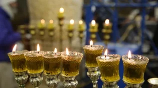 צעירה ערבייה תועדה מכבה נרות חנוכה; וזומנה לחקירה במשטרה